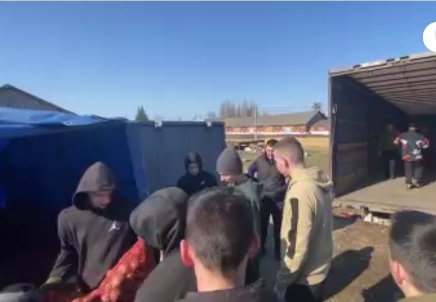 Сегодня буинцы отправили помощь в Луганск. Особенно активными были жители Чураково и Рунги (фото, видео)