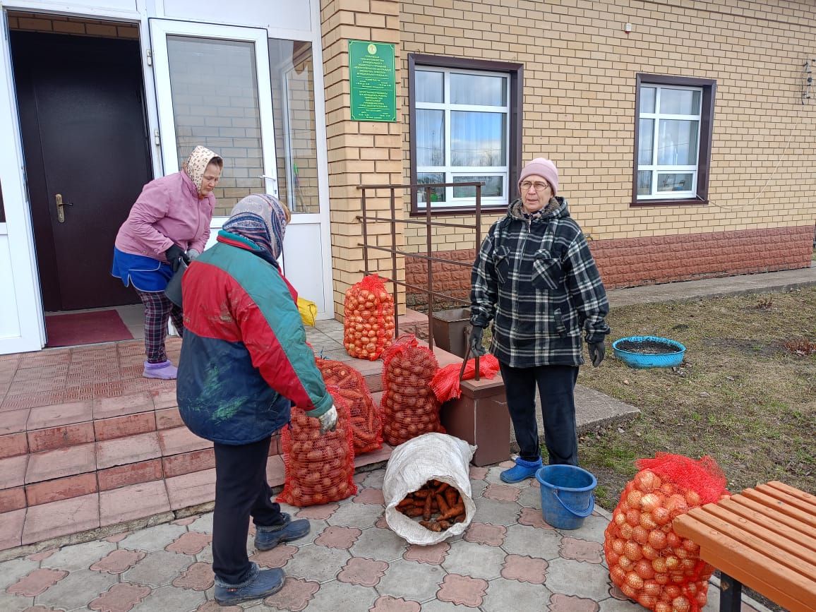 Сегодня буинцы отправили помощь в Луганск. Особенно активными были жители Чураково и Рунги (фото, видео)
