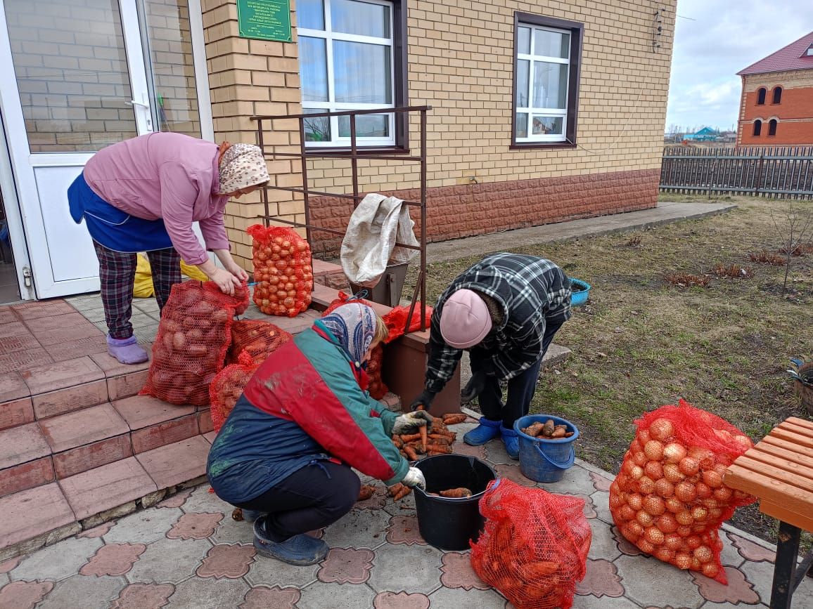 Сегодня буинцы отправили помощь в Луганск. Особенно активными были жители Чураково и Рунги (фото, видео)