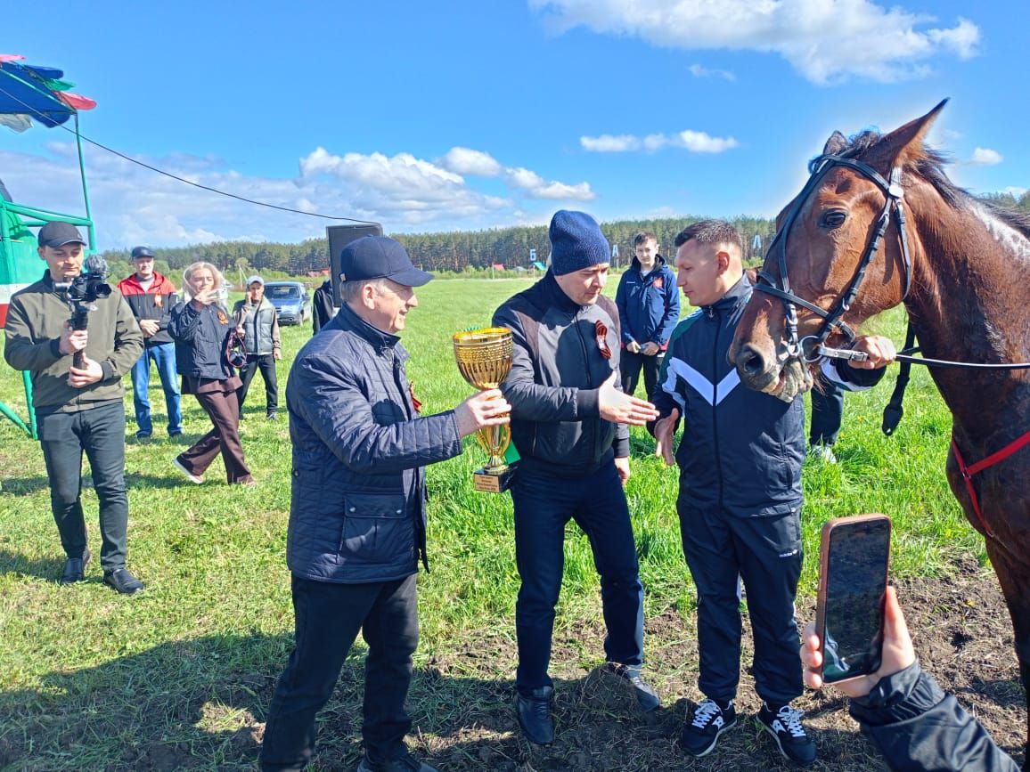 В Буинске по случаю 80-летия Великой Победы прошли конные скачки (+фото, видео)
