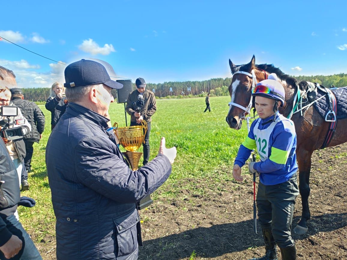 В Буинске по случаю 80-летия Великой Победы прошли конные скачки (+фото, видео)