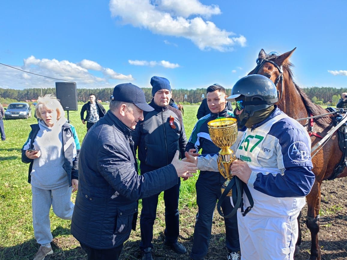 В Буинске по случаю 80-летия Великой Победы прошли конные скачки (+фото, видео)