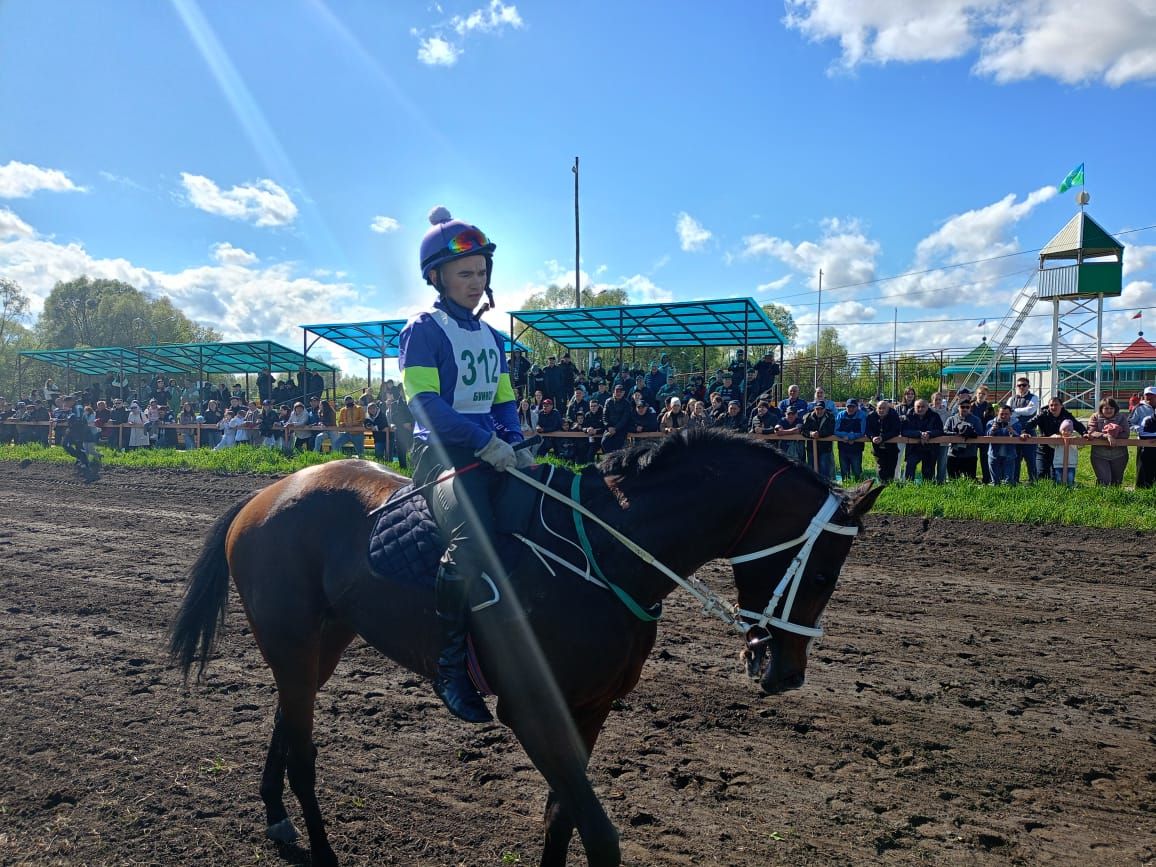 В Буинске по случаю 80-летия Великой Победы прошли конные скачки (+фото, видео)