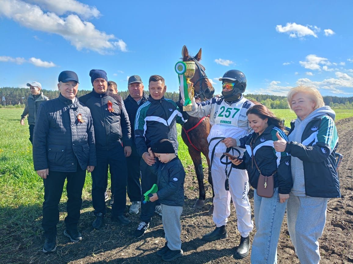В Буинске по случаю 80-летия Великой Победы прошли конные скачки (+фото, видео)