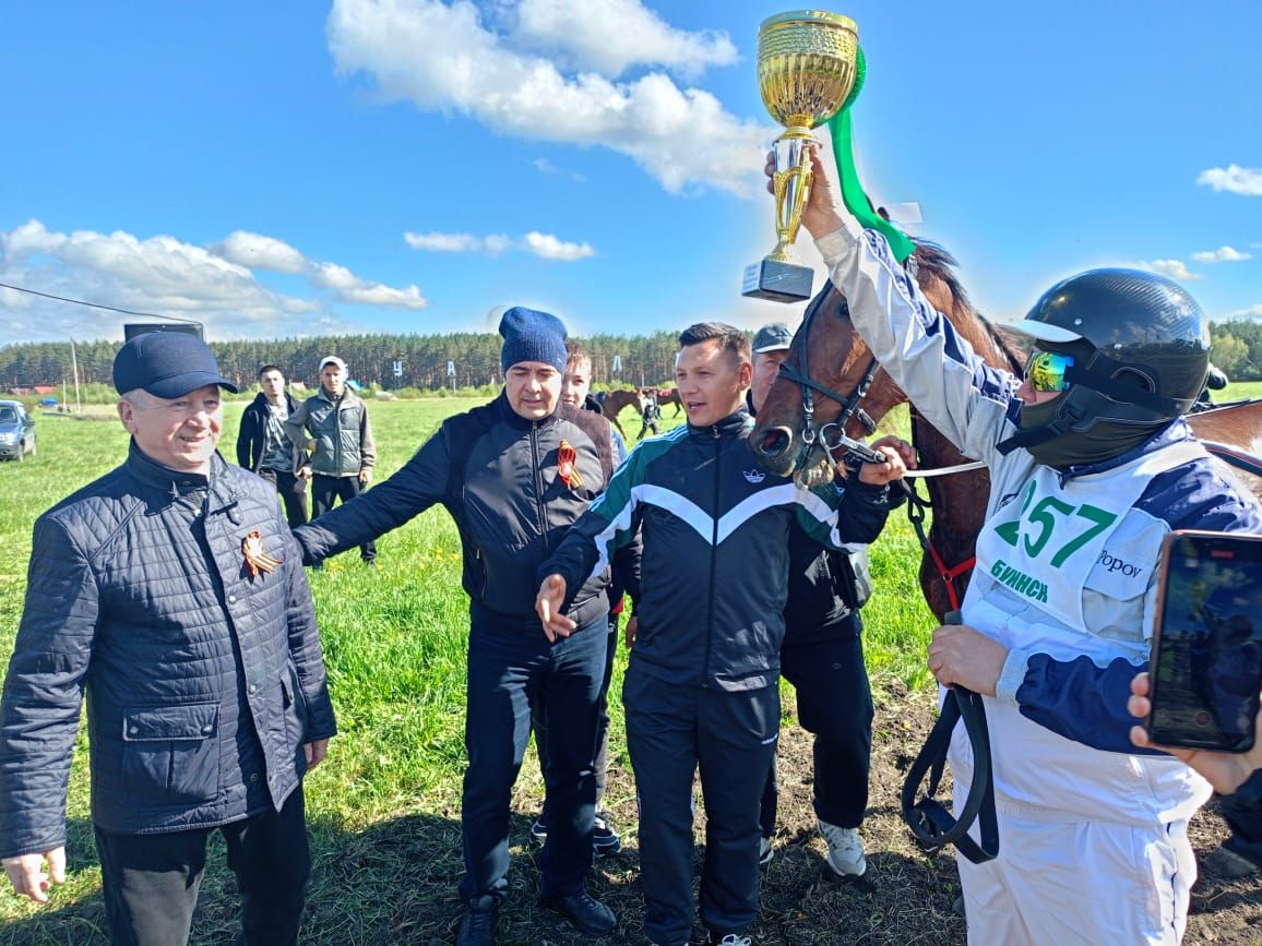 В Буинске по случаю 80-летия Великой Победы прошли конные скачки (+фото, видео)
