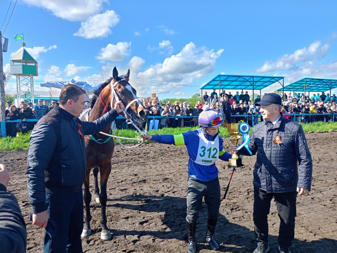 В Буинске по случаю 80-летия Великой Победы прошли конные скачки (+фото, видео)