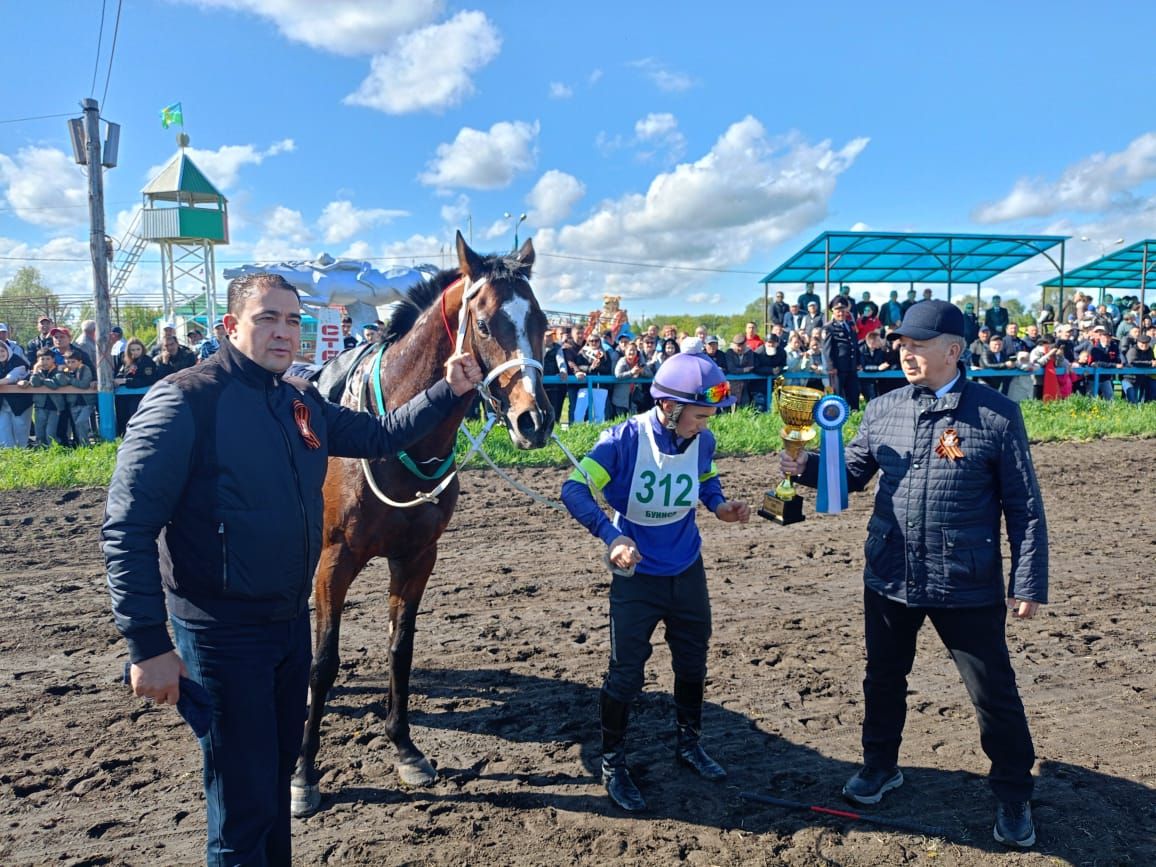 В Буинске по случаю 80-летия Великой Победы прошли конные скачки (+фото, видео)