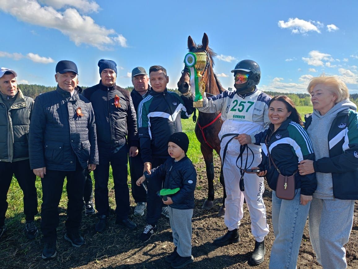 В Буинске по случаю 80-летия Великой Победы прошли конные скачки (+фото, видео)