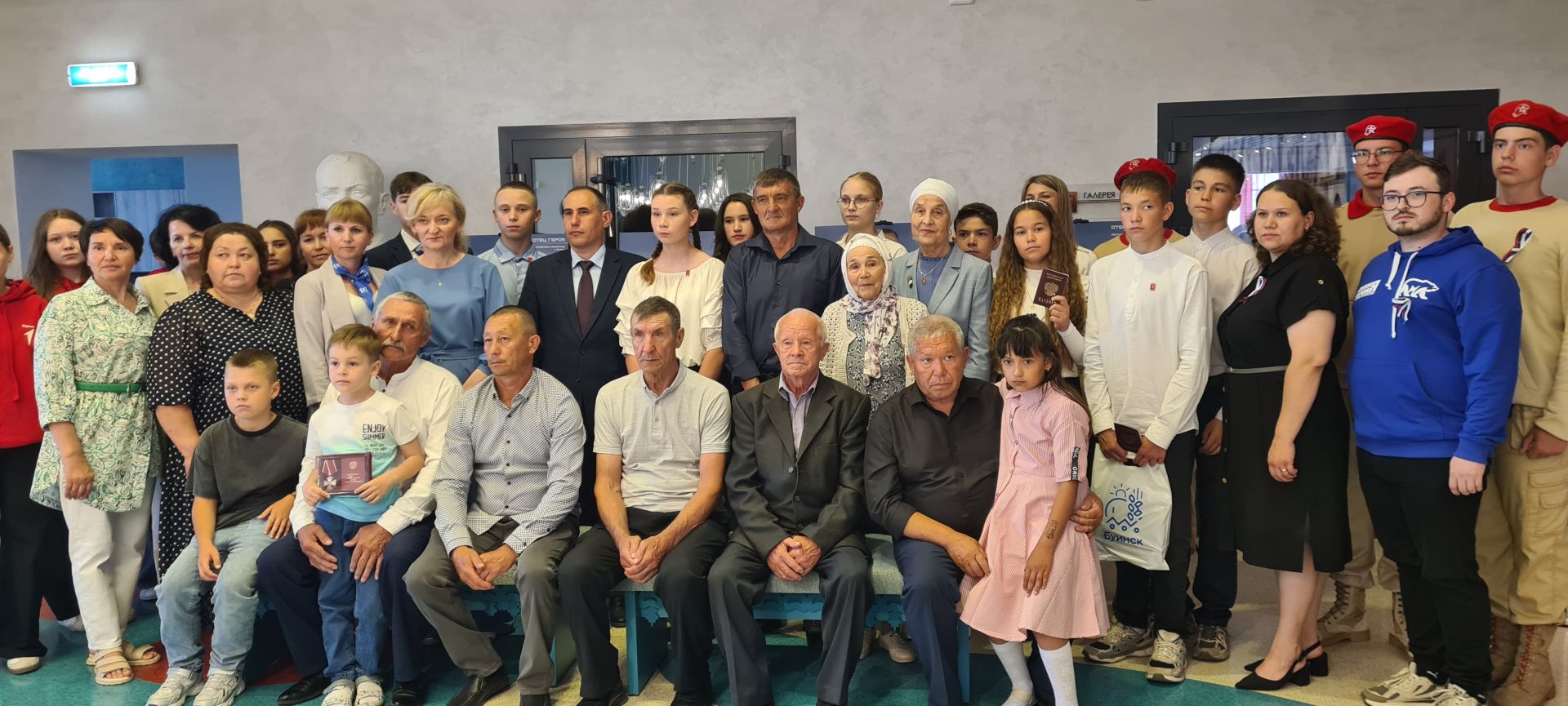 Алар чын патриотлар тәрбияләгәннәр. Буада “Герой әтисе” дип исемләнгән фотокүргәзмә эшли