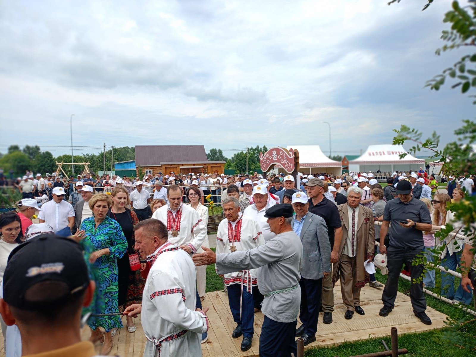 Тысячи гостей из различных регионов страны — Республики Татарстан, Республики Мордовия, Ульяновской области — собрались в Кильдюшево Тетюшского района (фото, видео)