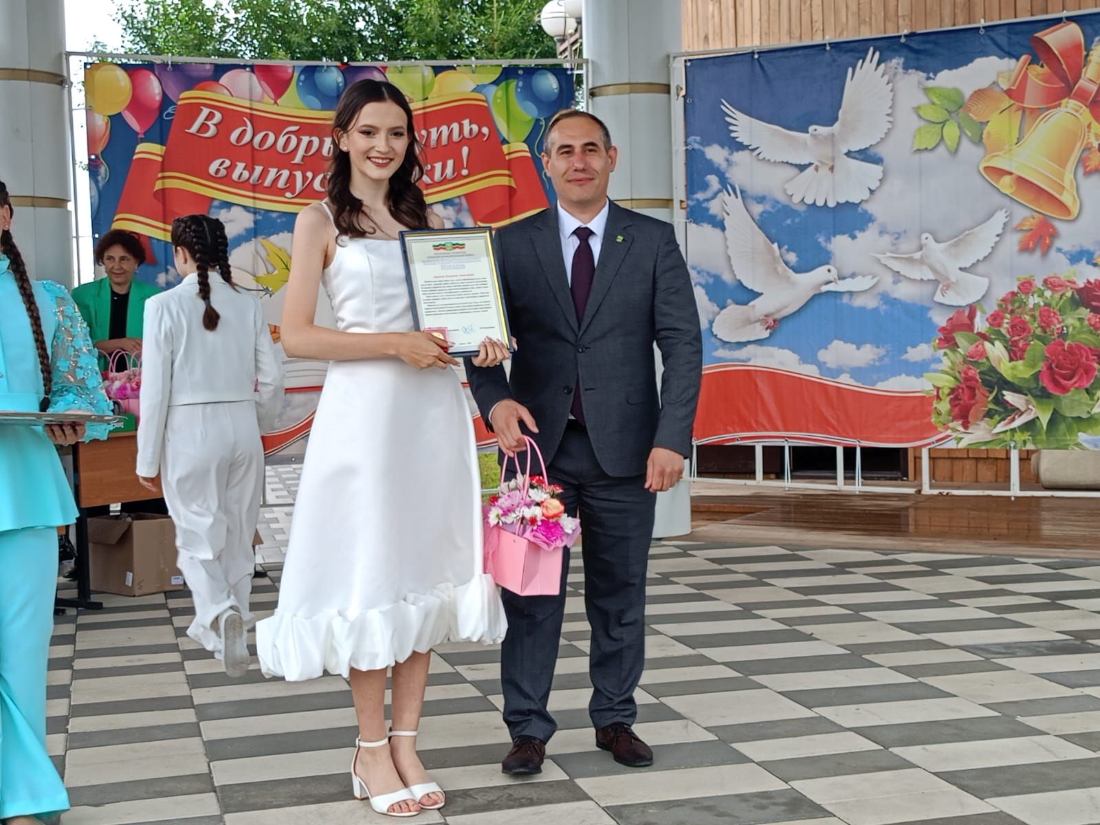 11 - «золотых», 10 - «серебряных».   Сегодня в Буинске выпускникам вручили медали (фото, видео)