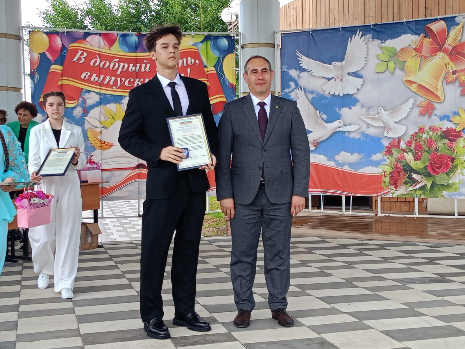 11 - «золотых», 10 - «серебряных».   Сегодня в Буинске выпускникам вручили медали (фото, видео)