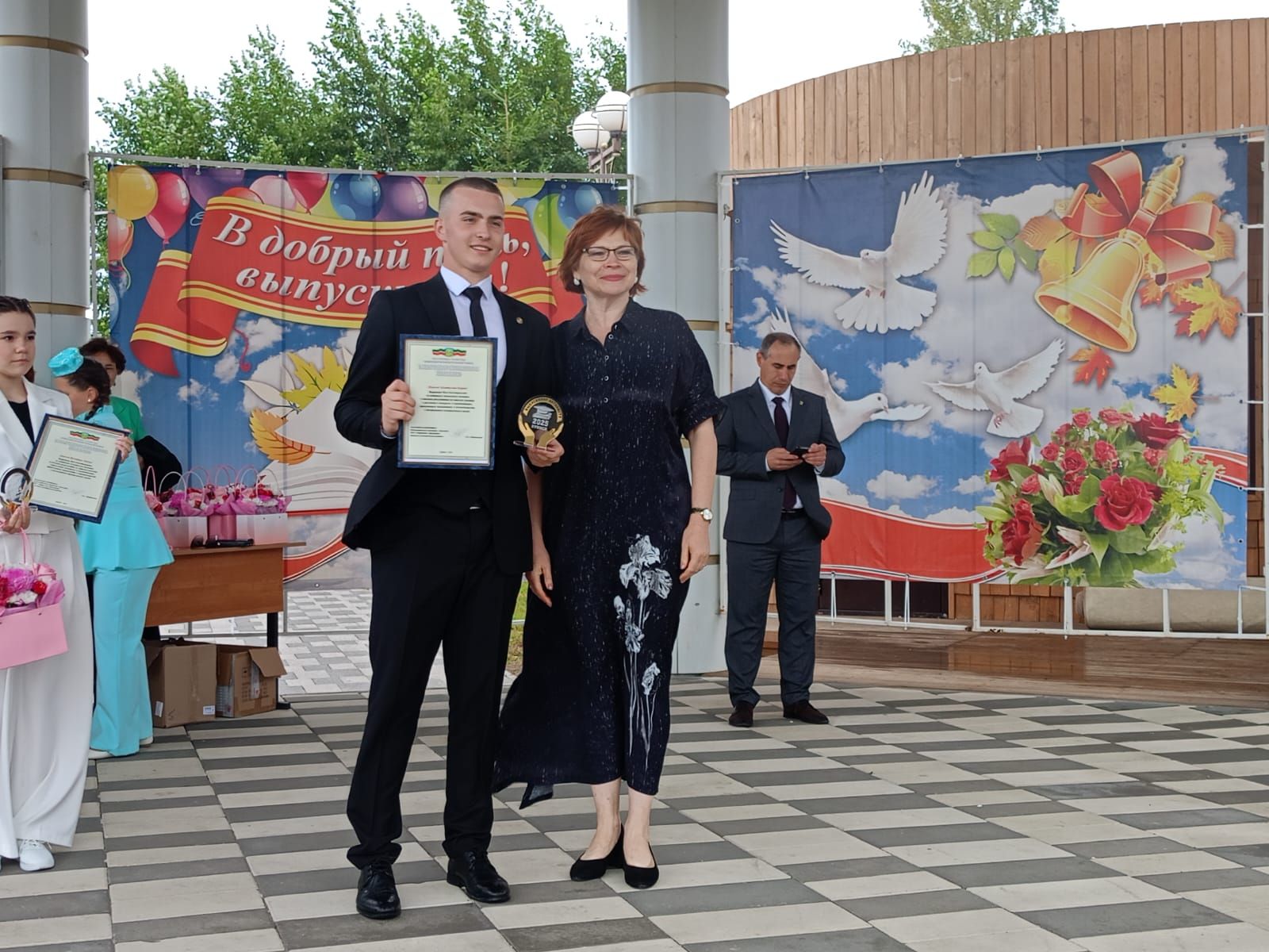 11 - «золотых», 10 - «серебряных».   Сегодня в Буинске выпускникам вручили медали (фото, видео)