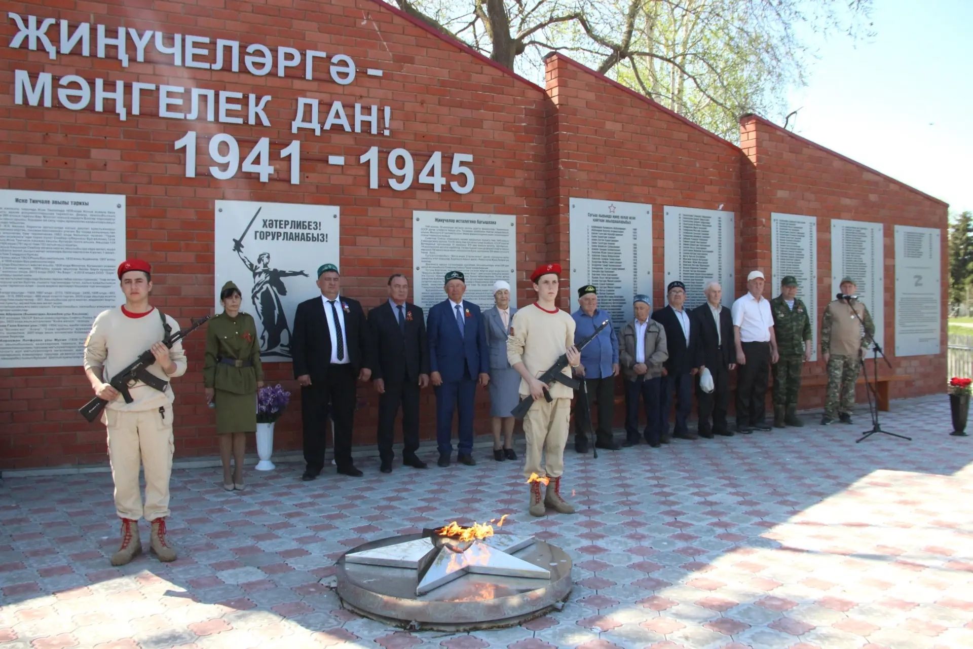 В Буинском районе, в деревне Старые Тинчали, открылась мемориальная доска в честь нашего земляка, участника СВО Белова Эдуарда Александровича