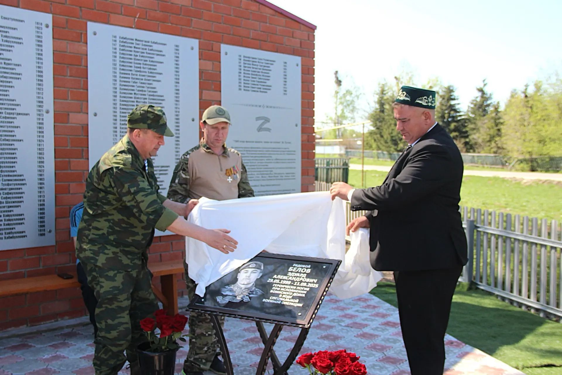 В Буинском районе, в деревне Старые Тинчали, открылась мемориальная доска в честь нашего земляка, участника СВО Белова Эдуарда Александровича