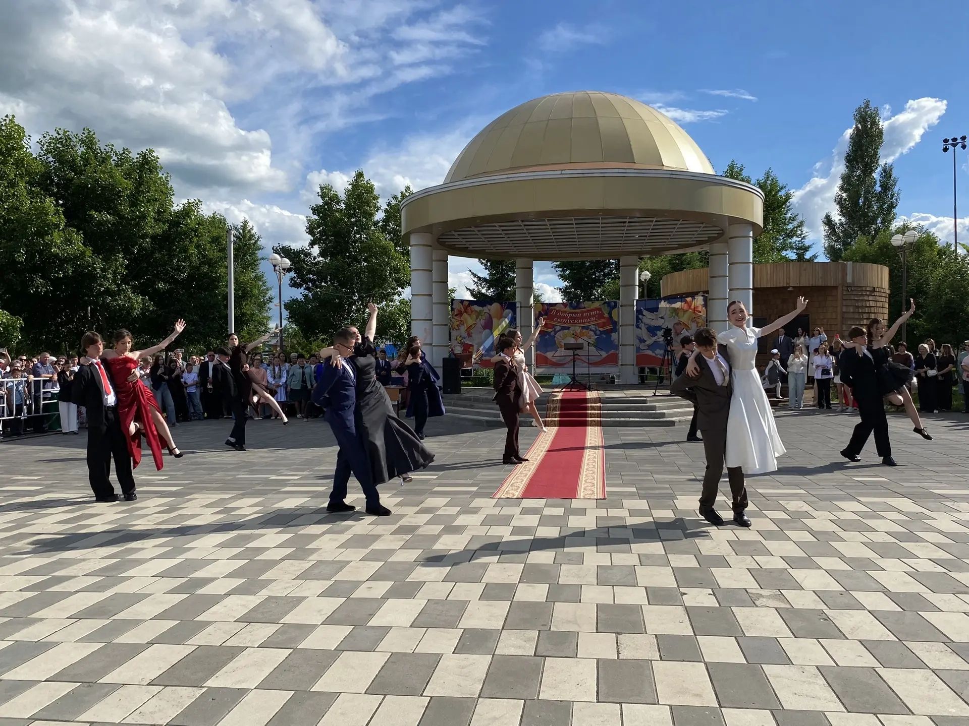 Выпускные вечера в Буинском районе: 141 аттестат, 33 медалиста (фоторепортаж)