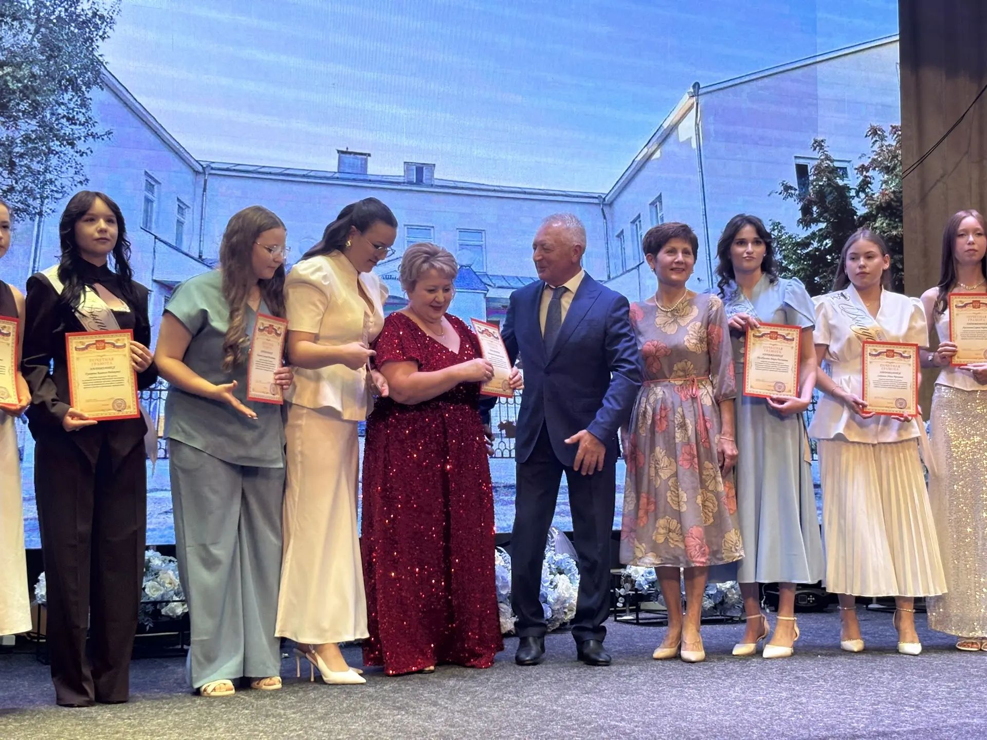 Бүген Буада медицина училищесын тәмамлаган егет һәм кызлар дипломнар алдылар