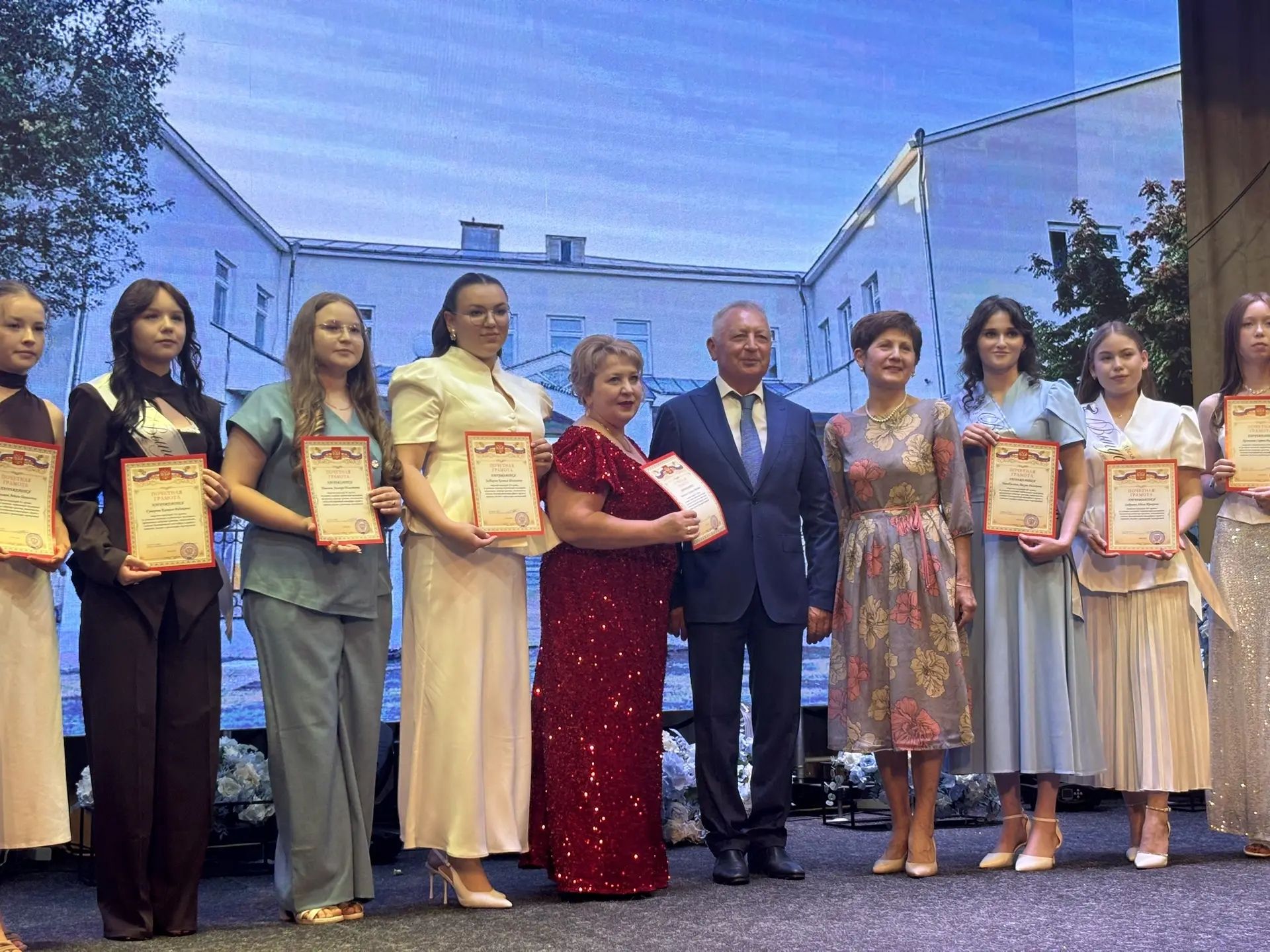 Бүген Буада медицина училищесын тәмамлаган егет һәм кызлар дипломнар алдылар