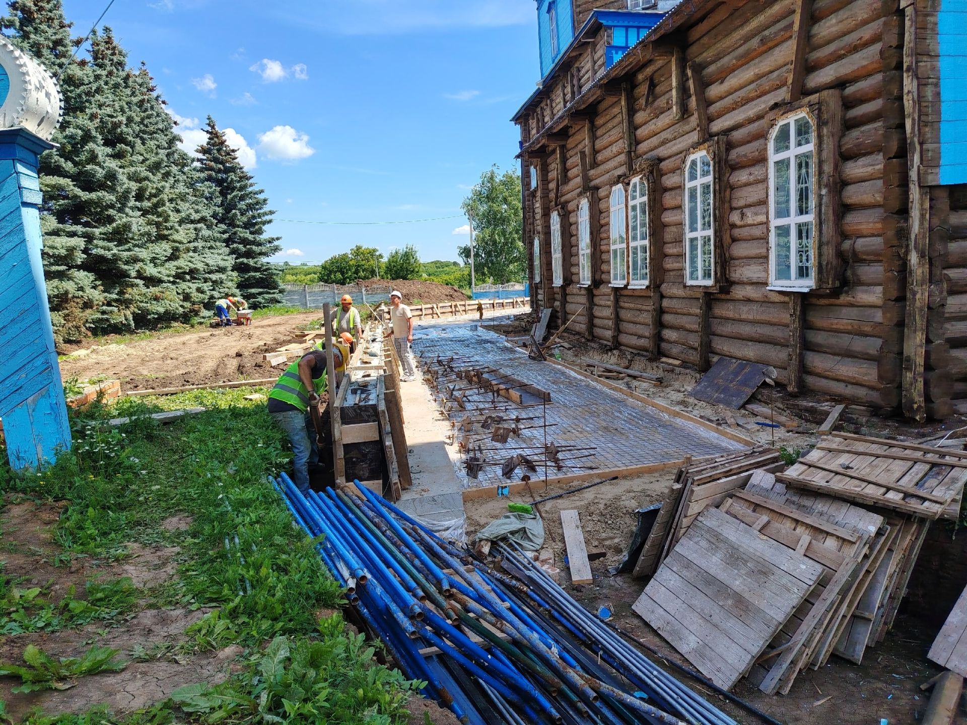 Реставраторы переберут «падающую» деревянную колокольню церкви в Большом Фролове Буинского района