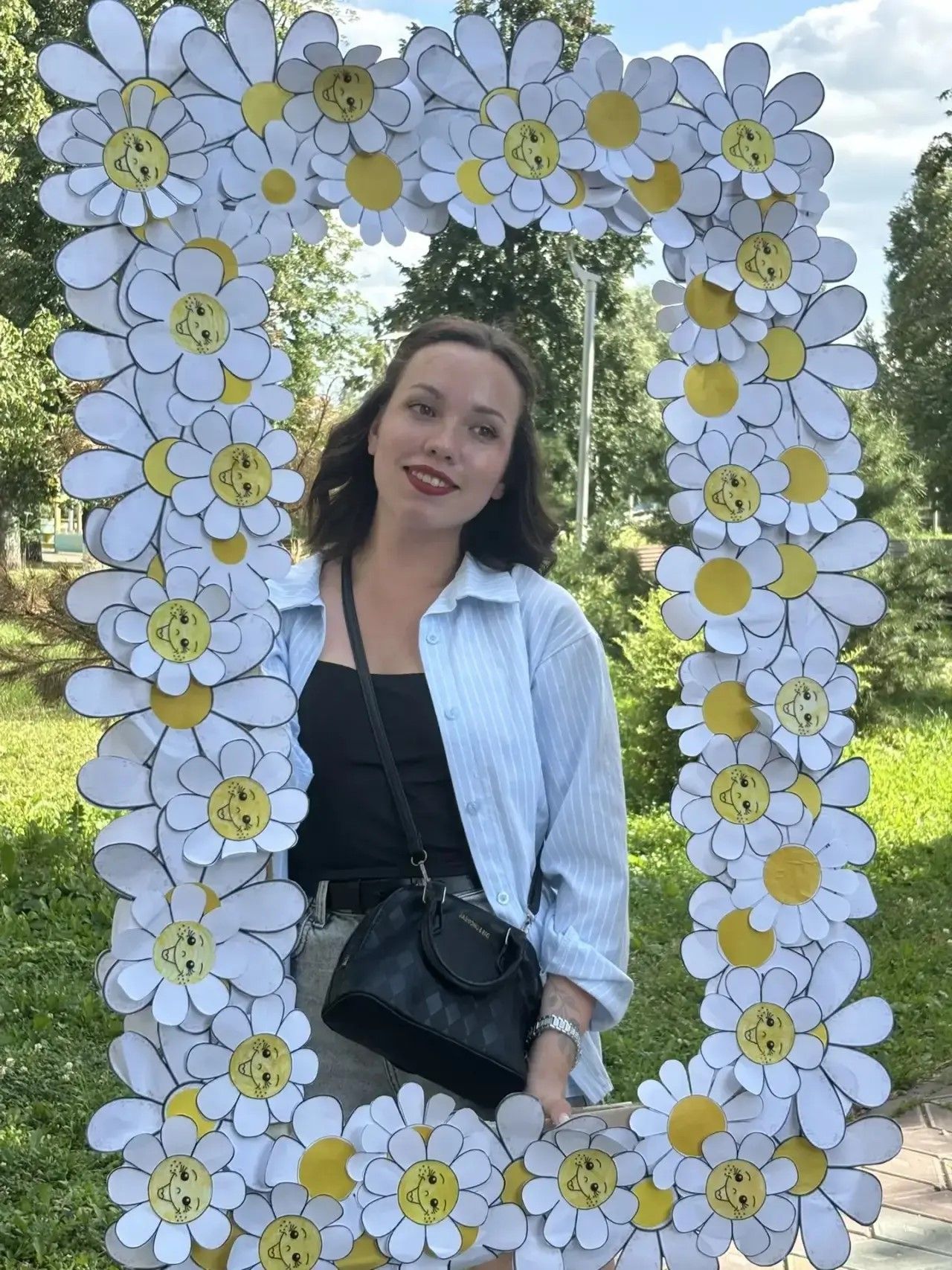 Бүген Яшьләр паркында буалы гаиләләргә  акчәчәкле рама эчендә истәлеккә фотога төшәргә тәкүдим иттеләр