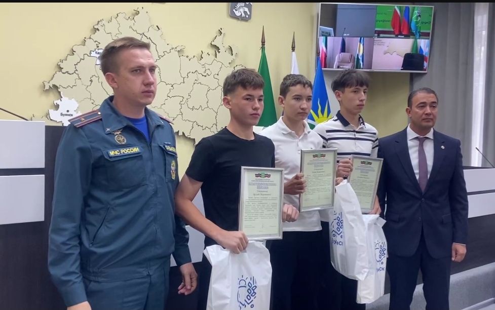 Сегодня в администрации Буинского района выразили благодарность подросткам, которые помогли людям во время пожара