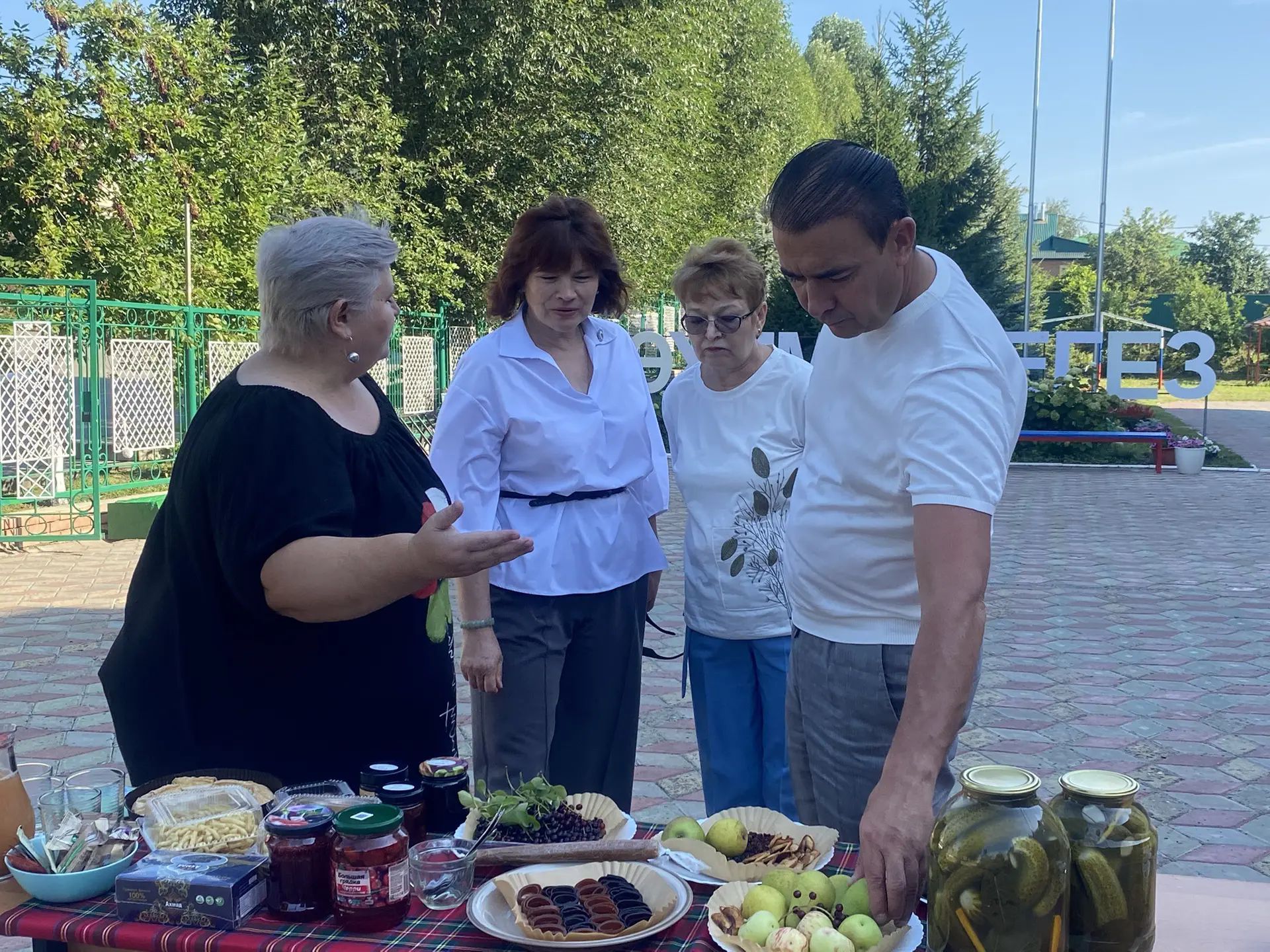 Сады, утопающие в цветах, классы, готовые к учебному году. Руководство Буинского района проверило готовность образовательных учреждений к новому учебному году