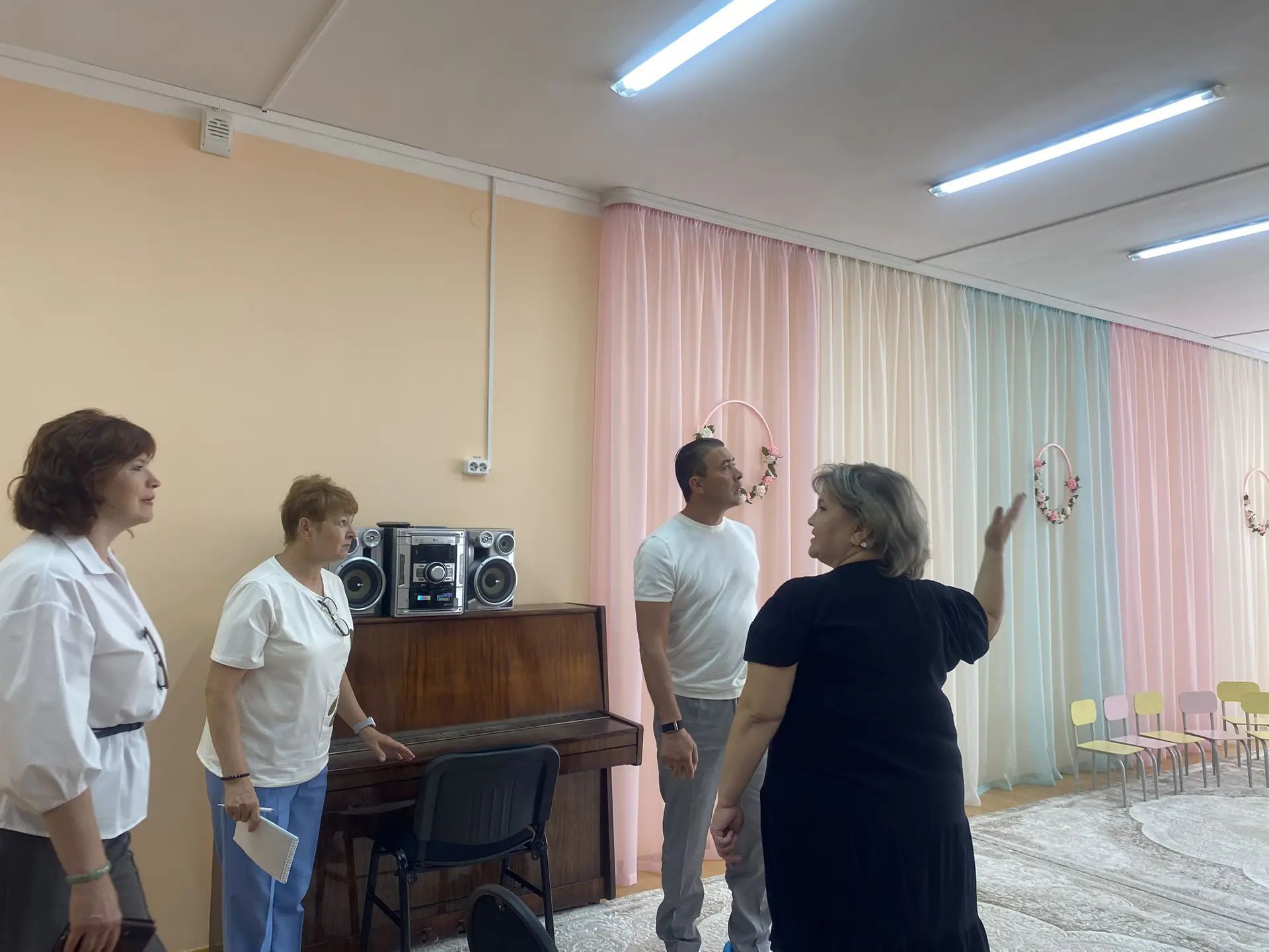 Сады, утопающие в цветах, классы, готовые к учебному году. Руководство Буинского района проверило готовность образовательных учреждений к новому учебному году
