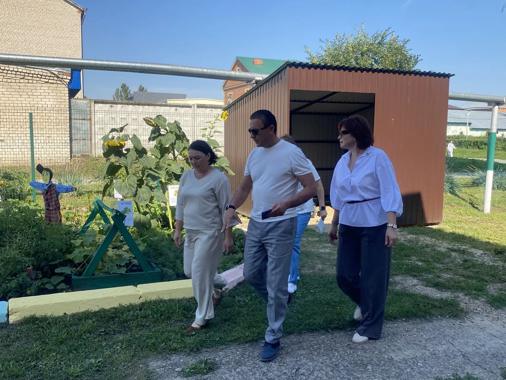 Сады, утопающие в цветах, классы, готовые к учебному году. Руководство Буинского района проверило готовность образовательных учреждений к новому учебному году