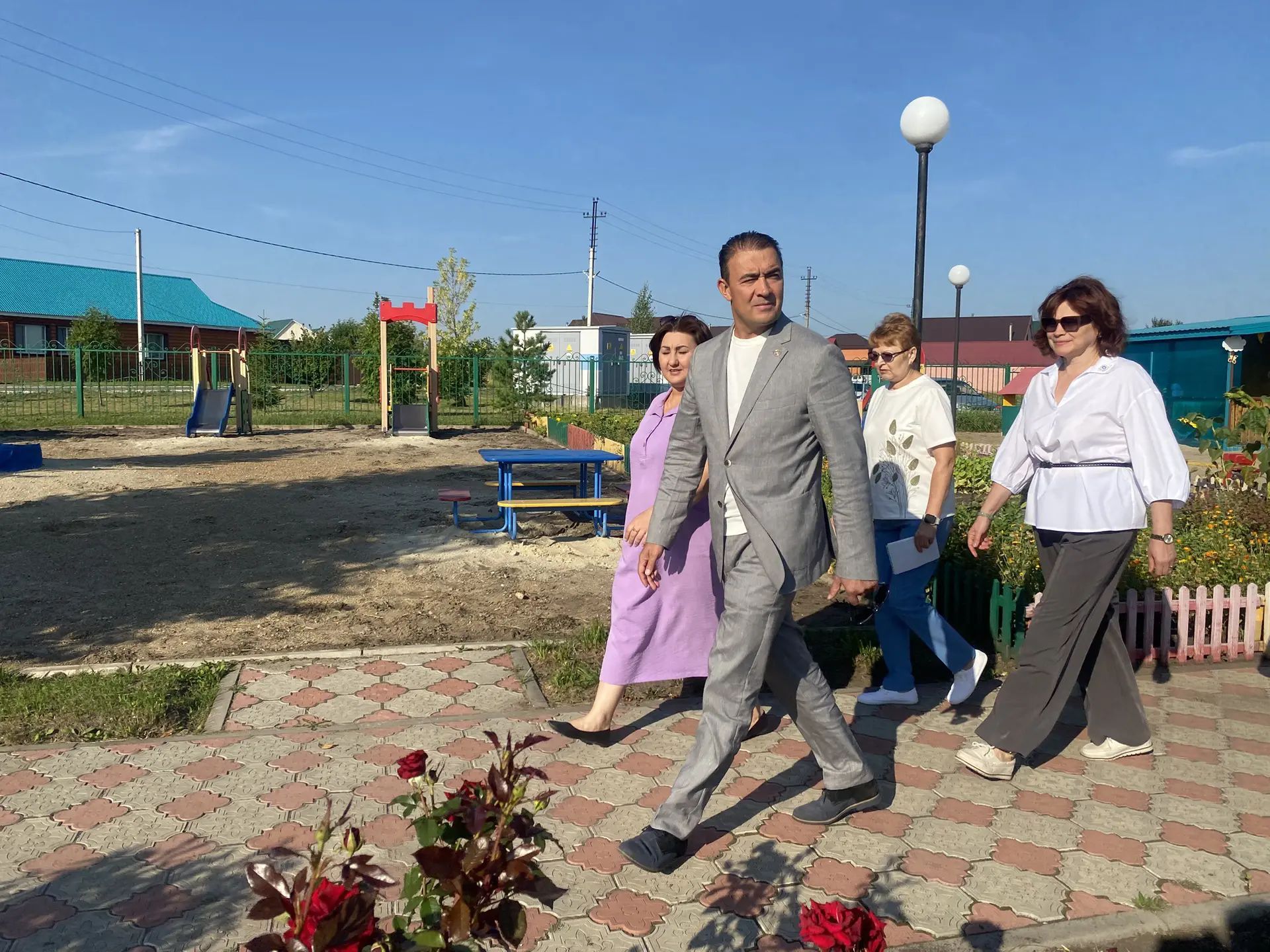 Сады, утопающие в цветах, классы, готовые к учебному году. Руководство Буинского района проверило готовность образовательных учреждений к новому учебному году