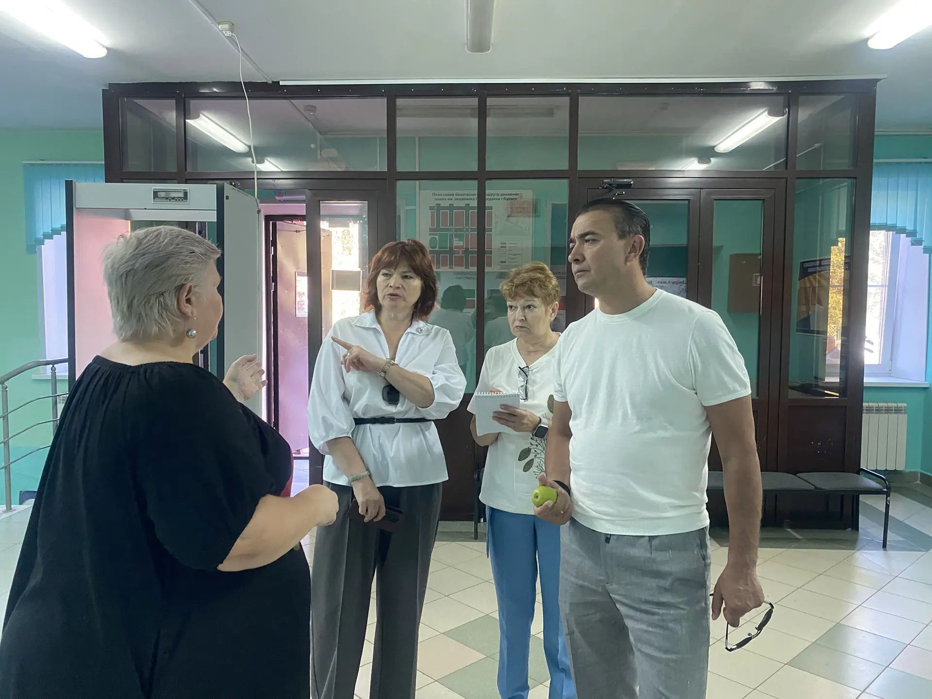 Сады, утопающие в цветах, классы, готовые к учебному году. Руководство Буинского района проверило готовность образовательных учреждений к новому учебному году