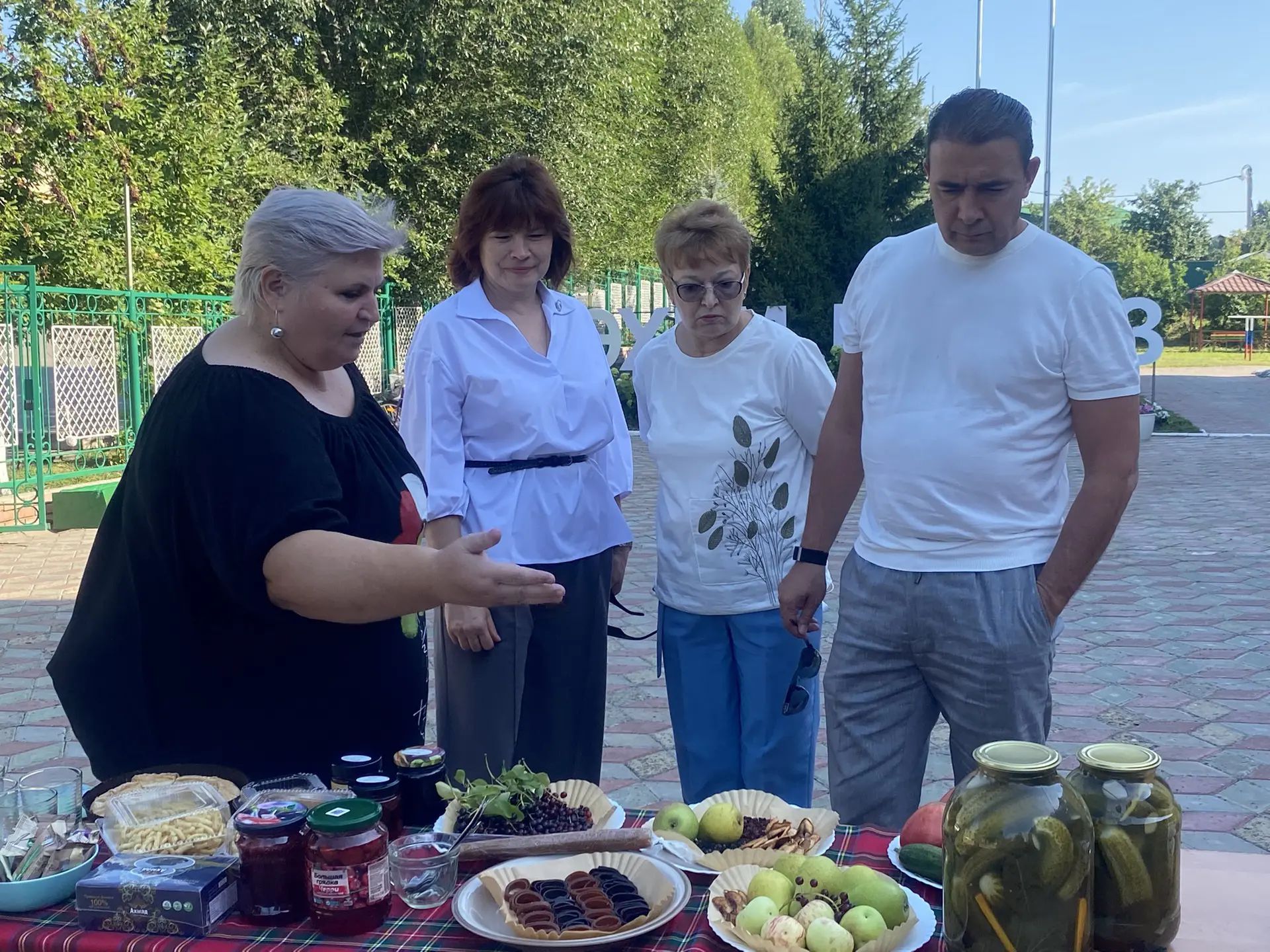 Сады, утопающие в цветах, классы, готовые к учебному году. Руководство Буинского района проверило готовность образовательных учреждений к новому учебному году