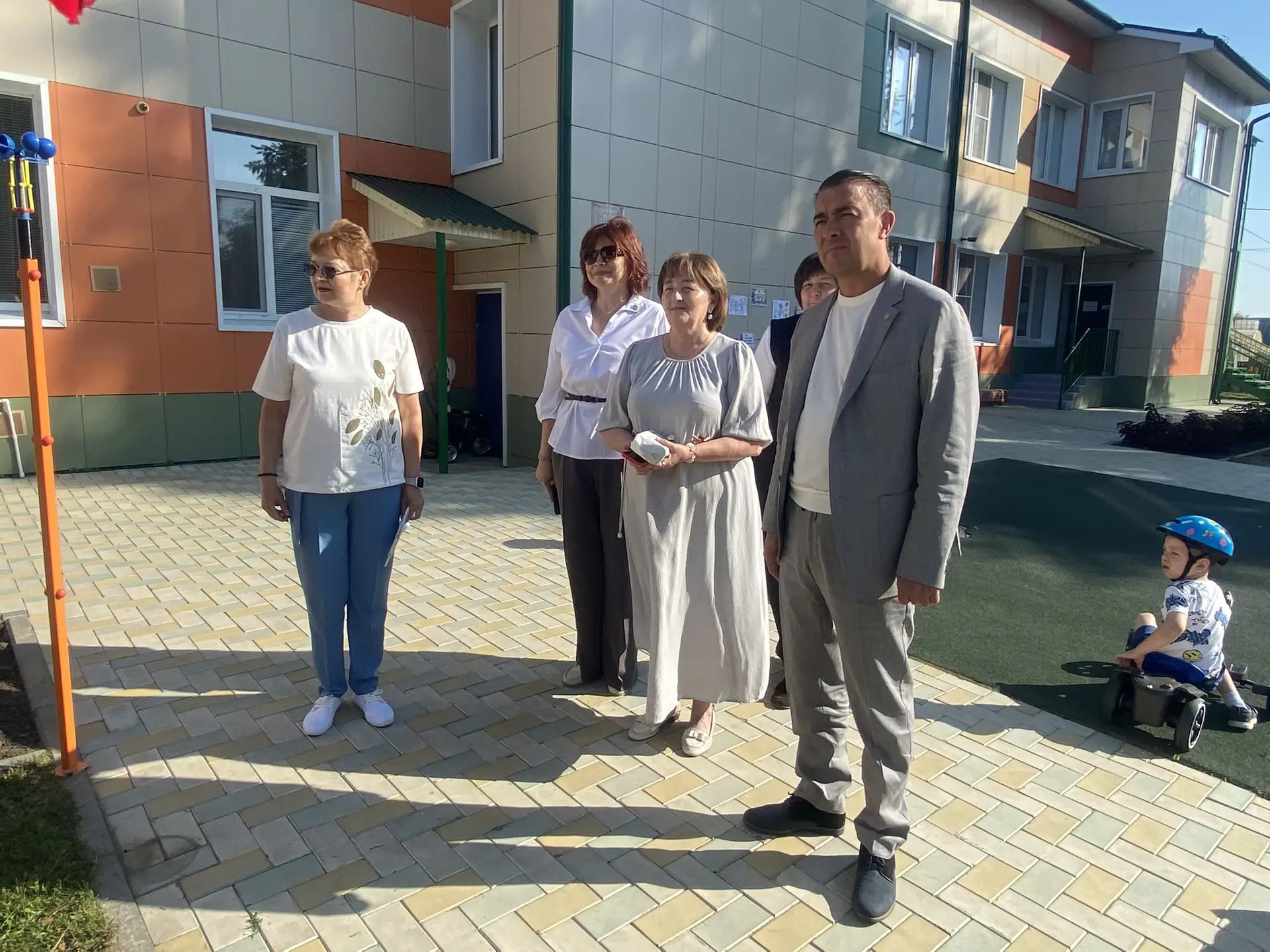 Сады, утопающие в цветах, классы, готовые к учебному году. Руководство Буинского района проверило готовность образовательных учреждений к новому учебному году