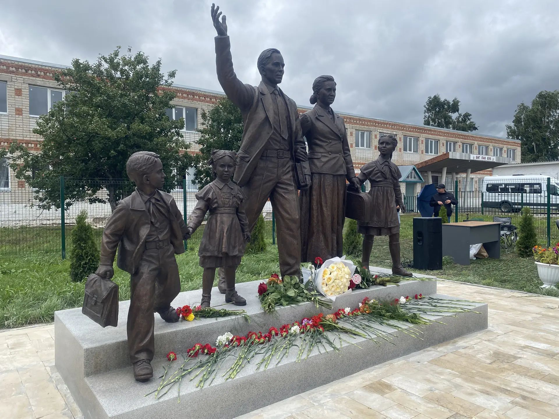 В селе Исаково Буинского района состоялось открытие памятника учителям и презентация книги о подвиге земляков в годы Великой Отечественной войны