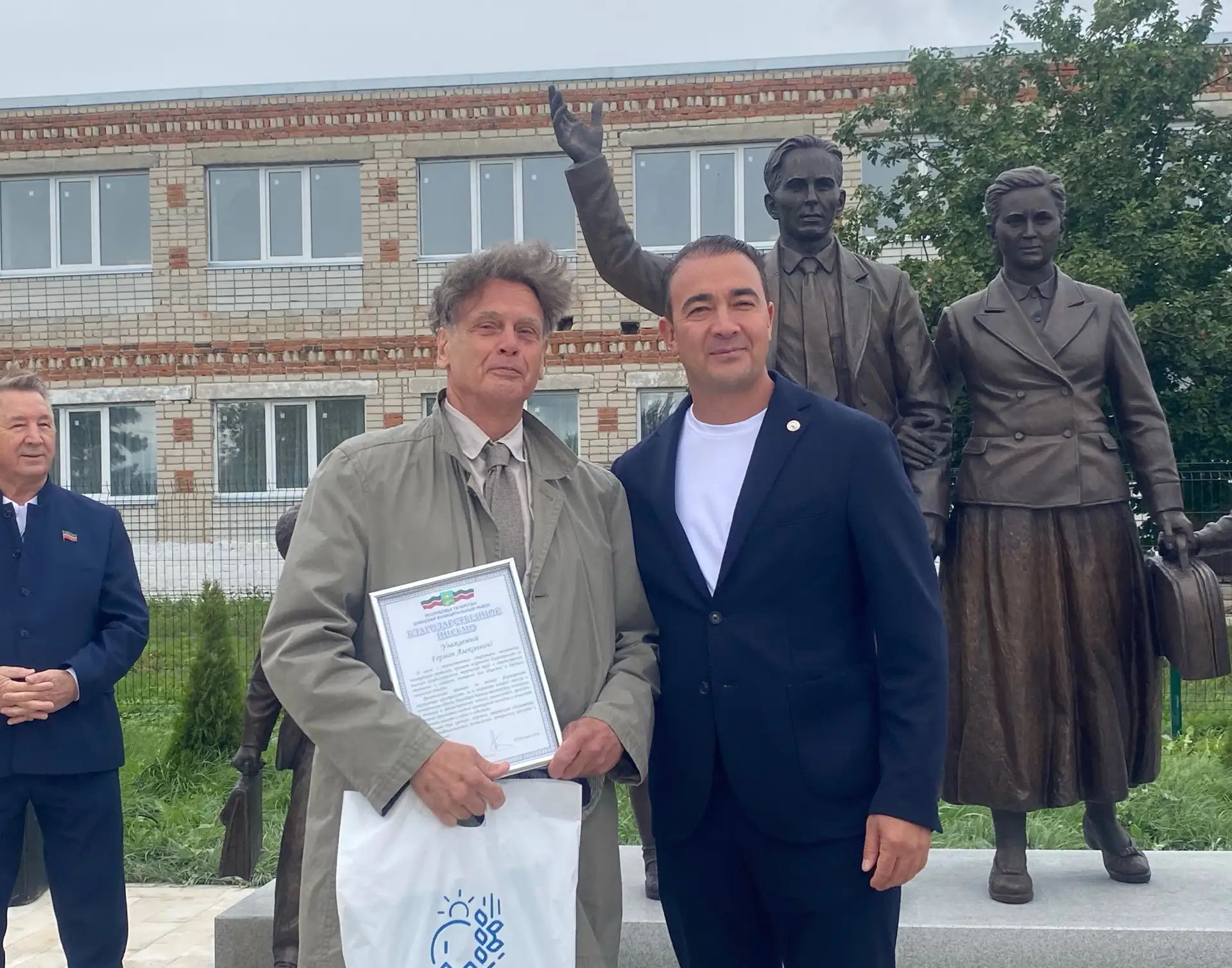 В селе Исаково Буинского района состоялось открытие памятника учителям и презентация книги о подвиге земляков в годы Великой Отечественной войны