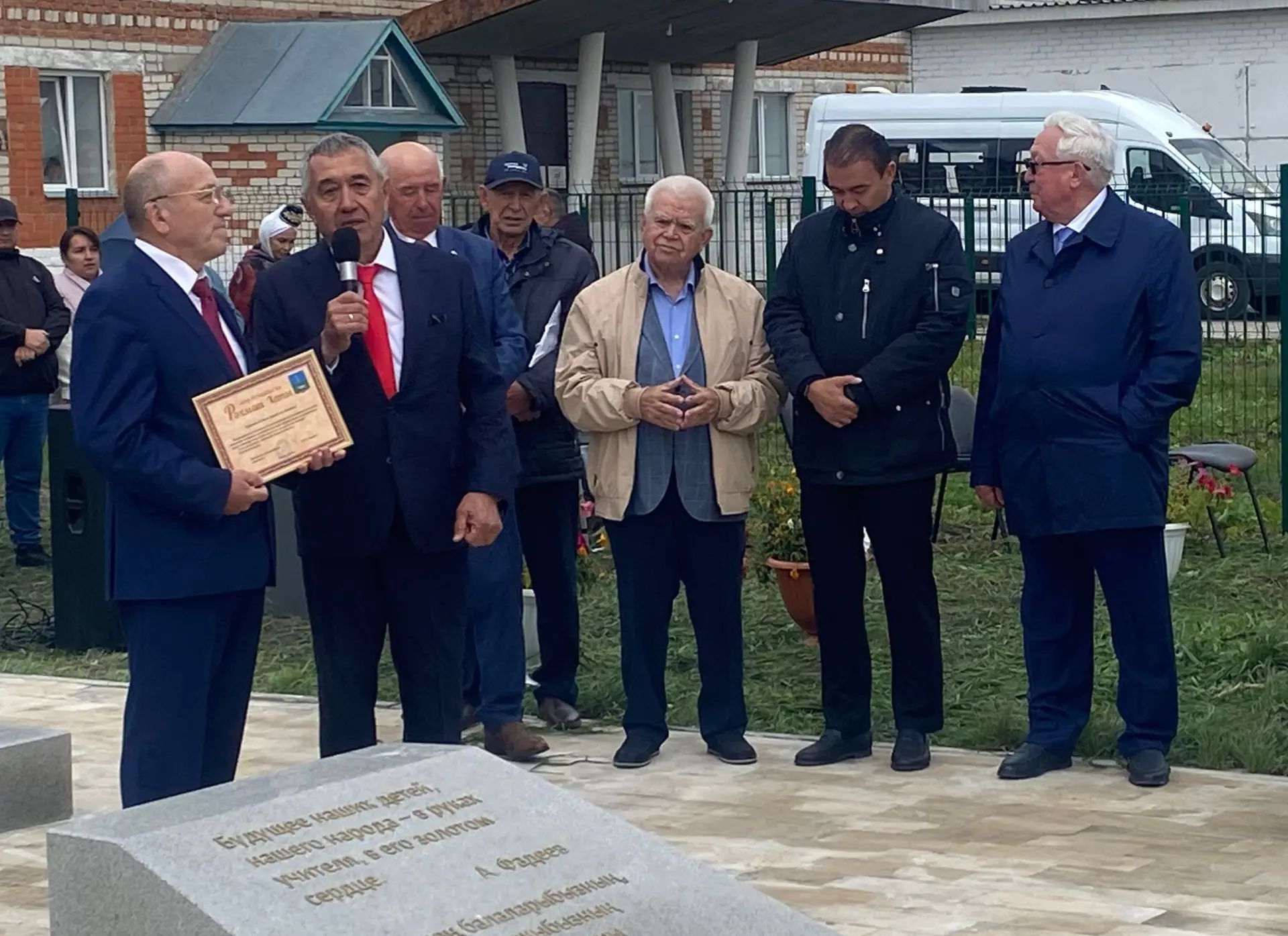 В селе Исаково Буинского района состоялось открытие памятника учителям и презентация книги о подвиге земляков в годы Великой Отечественной войны