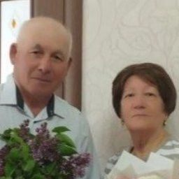 «Уступать друг другу, довольствоваться малым и жить с умом — вот три кита, на которых держится наш брак», — говорят отметившие 55-летие совместной жизни Мухамадуллины из Буинска