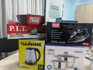 Электрический чайник, утюг, набор кастрюль ждут своих хозяев в редакции Буинской районной газеты