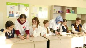 «Надеюсь, солдатам это поможет»: школьники из Татарстана плетут браслеты выживания