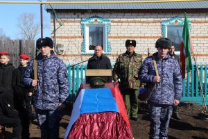 Буада Кыр Энәле  авылы егете, хәрби махсус операциядә һәлак булган Алмаз Муратов белән хушлаштылар