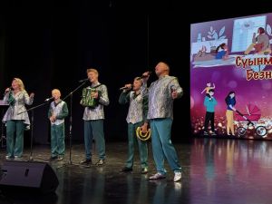 Сегодня на празднике, посвященном чествованию семей из Буинска выступил певец Илназ Бах вместе со своей семьей