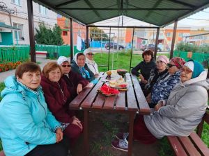 Две многоэтажки на разных улицах Буинска делят один общий двор. Жильцы 66 квартир здесь живут как одна большая семья