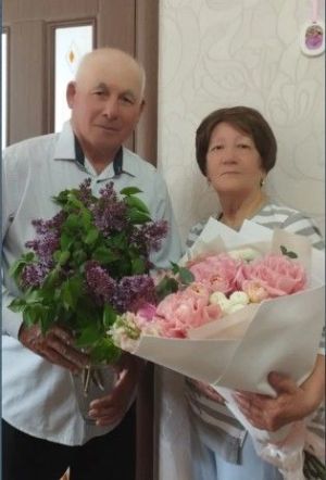 «Уступать друг другу, довольствоваться малым и жить с умом — вот три кита, на которых держится наш брак», — говорят отметившие 55-летие совместной жизни Мухамадуллины из Буинска