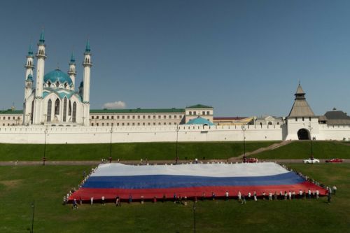 Под Казанским Кремлем развернули самый большой флаг России в ПФО