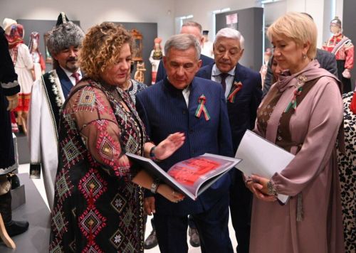 Минниханов предложил наладить производство национальных костюмов народов Татарстана