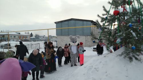 Председатель Буинского землячества Ирек Закиров организовал детский новогодний праздник в родной деревне