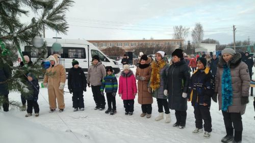 Председатель Буинского землячества Ирек Закиров организовал детский новогодний праздник в родной деревне