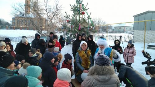 Председатель Буинского землячества Ирек Закиров организовал детский новогодний праздник в родной деревне