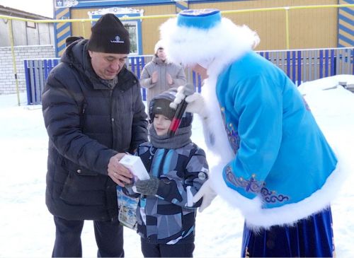 В Исаково один из близнецов на Новогоднем празднике выиграл сотовый телефон (фото)