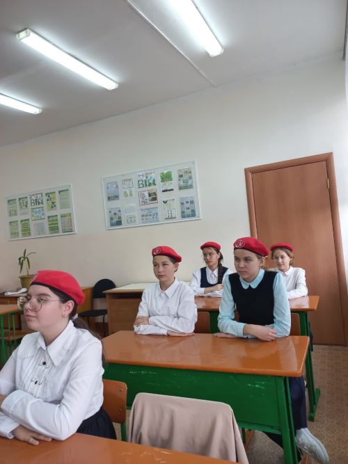 В рамках марафона «Все свои» в Верхнелащинской школе Буинского района активисты Движения Первых провели «Урок патриотизма»