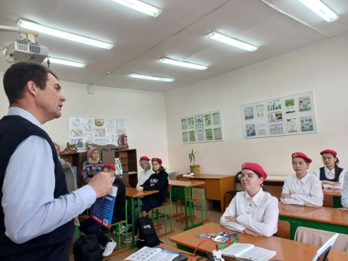 В рамках марафона «Все свои» в Верхнелащинской школе Буинского района активисты Движения Первых провели «Урок патриотизма»